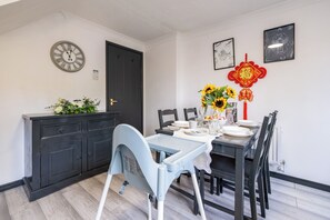 Dining - Spacious 7 beds House Free Parking contractor-loved Near Universal Studios & CMK (Monkston)