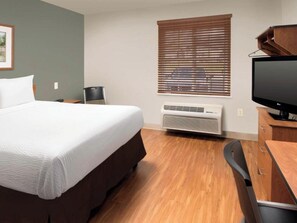 1 Full Bed | Non-Smoking, Kitchen