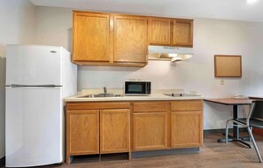 Quarto luxo | Cozinha privada | Geladeira grande, micro-ondas, fogão, cooktop