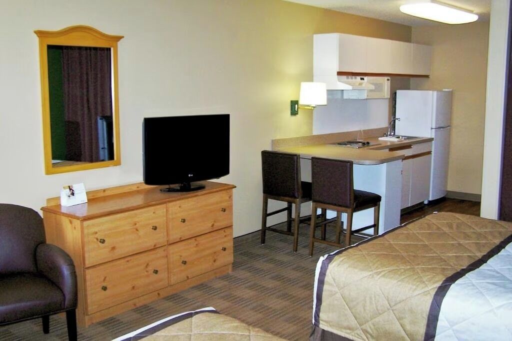 2 QUEEN BEDS | NON-SMOKING, KITCHEN | Skrivebord, skrivebord for bærbar PC og strykejern/-brett