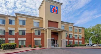Motel 6 Suites Memphis Airport, TN