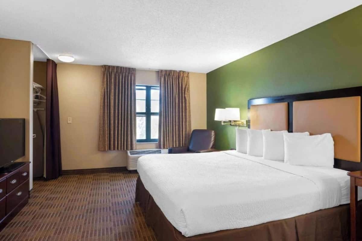 1 QUEEN BED | NON-SMOKING, KITCHEN | Desk, iron/ironing board (on request), WiFi (free), bed sheets