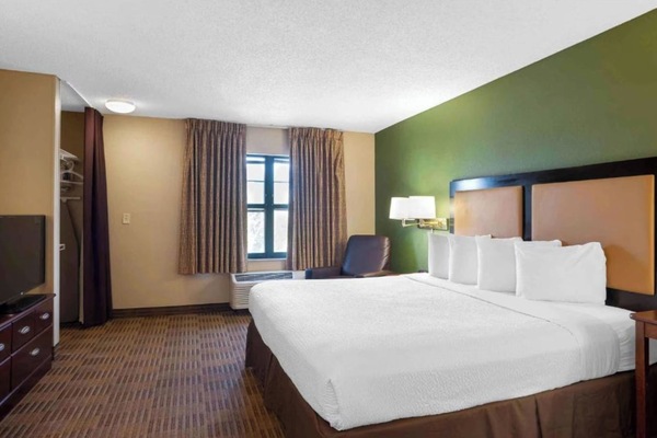1 QUEEN BED | NON-SMOKING, KITCHEN | Desk, iron/ironing board (on request), WiFi (free), bed sheets
