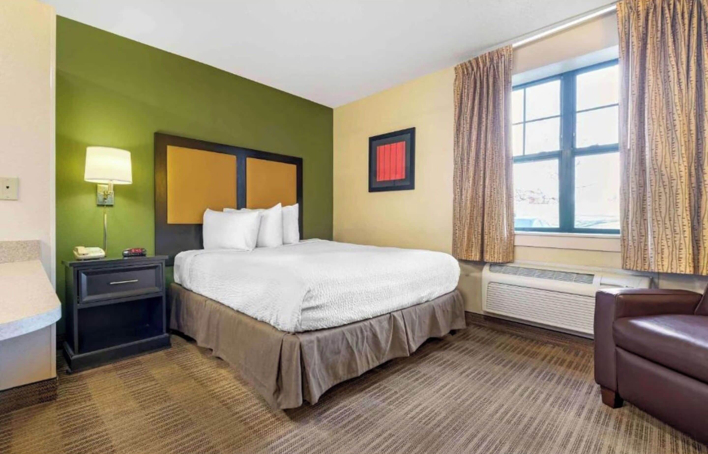 1 QUEEN BED | NON-SMOKING, KITCHEN