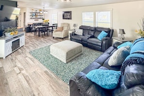 Living area - Buttercup Lake House (Garden City)
