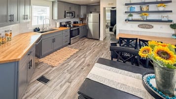 Coffee/tea maker, fridge, microwave, oven