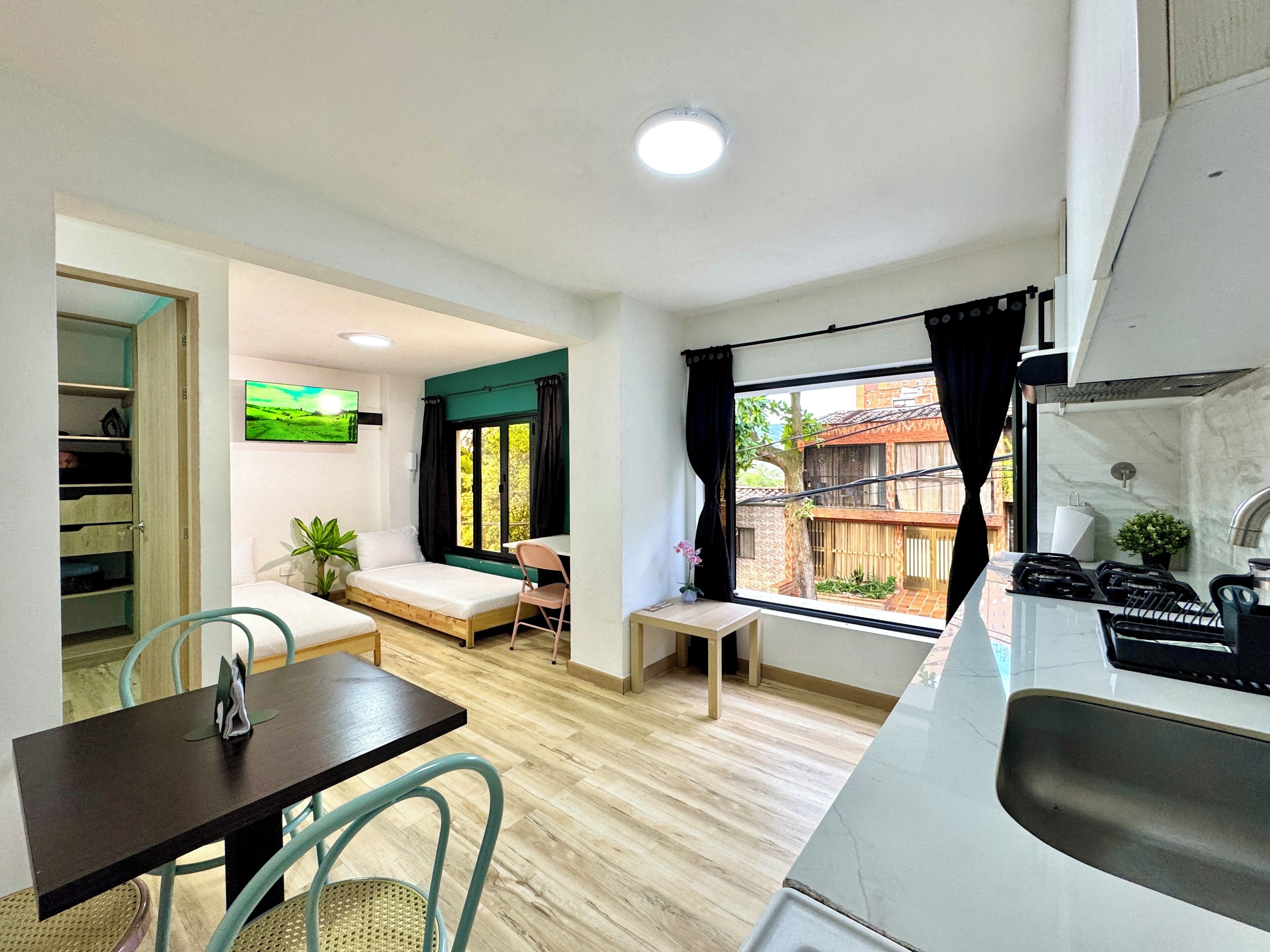 Apartamento conforto, sacada, vista para a cidade | Área de estar