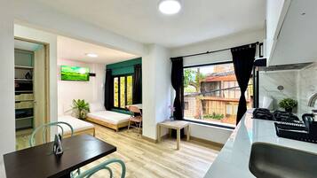 Apartamento conforto, sacada, vista para a cidade | Área de estar