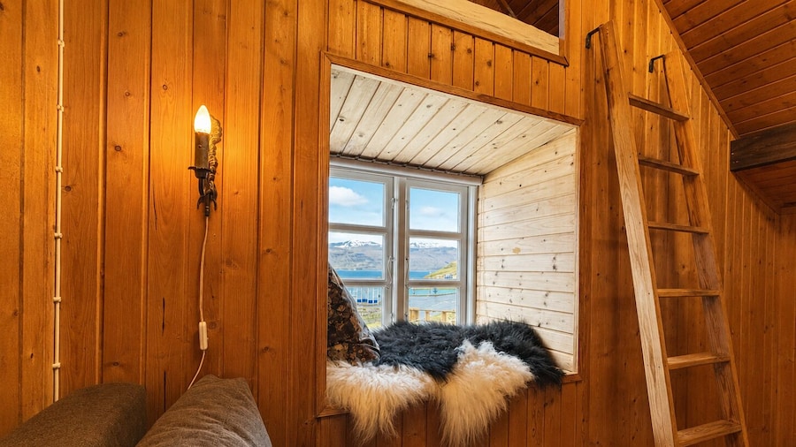 Traditional Cabin with Sea View