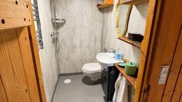 Classic Cabin, Partial Sea View, Mountainside | Bathroom