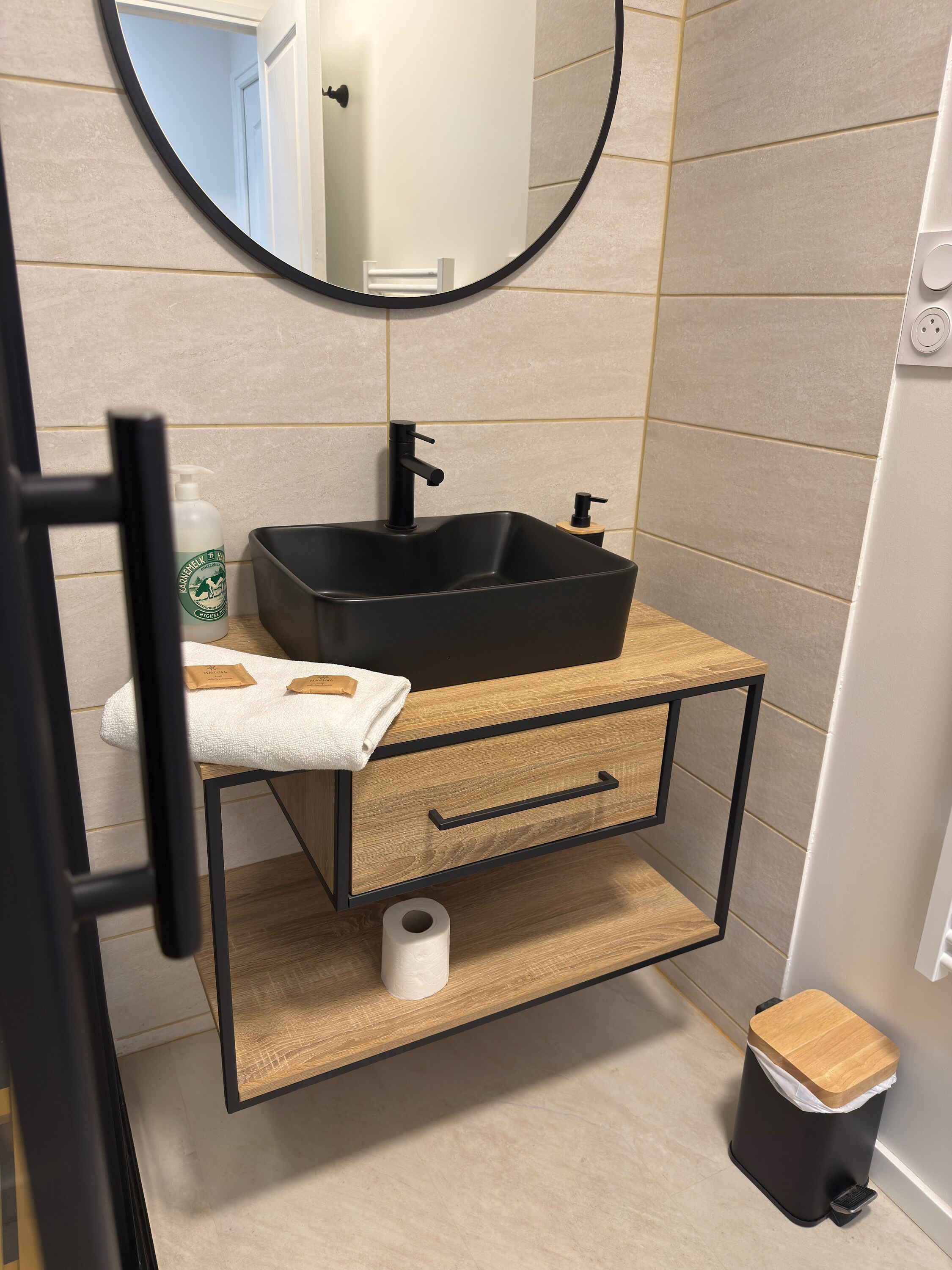 Haartrockner, Handtücher, Seife, Toilettenpapier