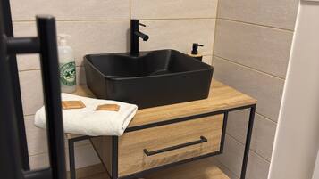 Haartrockner, Handtücher, Seife, Toilettenpapier