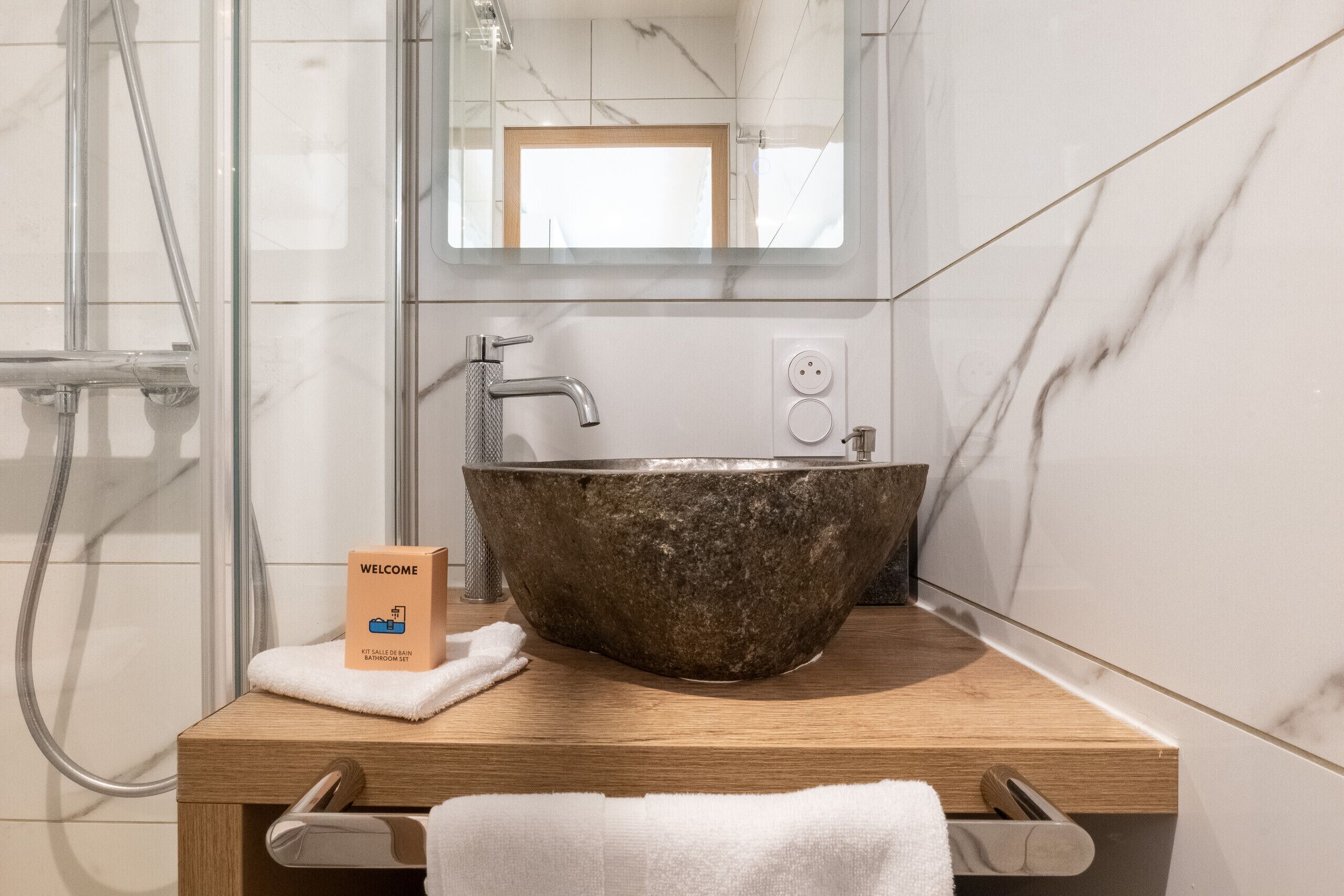 Douche, séchoir à cheveux, serviettes fournies