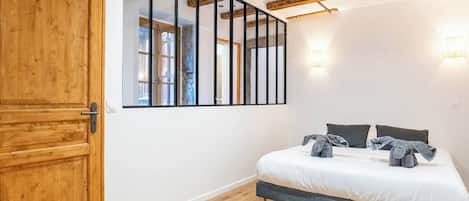 Iron/ironing board, WiFi (free), bed sheets