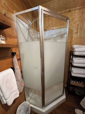 Ducha, secador de pelo, toallas, shampoo