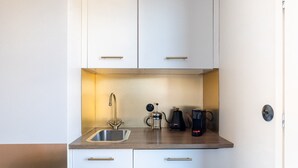 A compact kitchen with a stainless steel sink, a coffee maker, and a kettle. - Studio Gatsby - Center Annecy - Balcony view lake (Annecy)