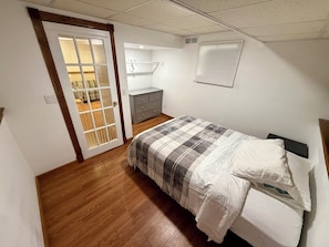 1 habitación, tabla de planchar con plancha, wifi y ropa de cama