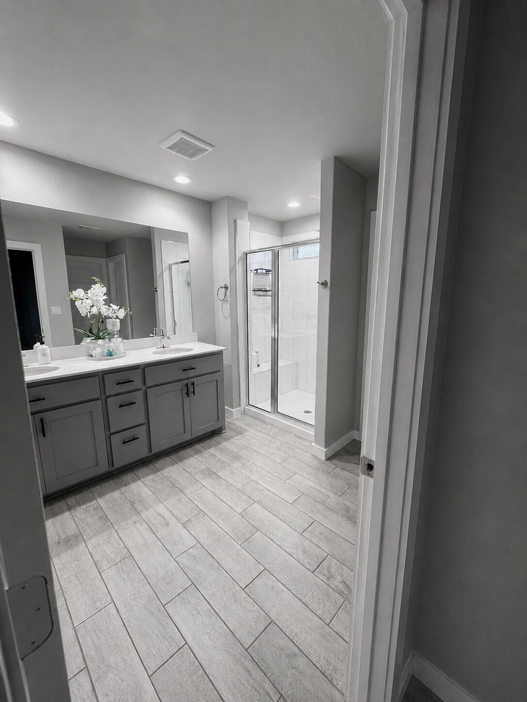 Douche, serviettes fournies, papier de toilette