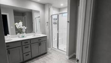 Douche, serviettes fournies, papier de toilette