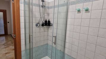 Secadora de cabello, toallas, jabón, papel de baño