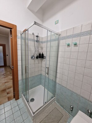 Haartrockner, Handtücher, Seife, Toilettenpapier