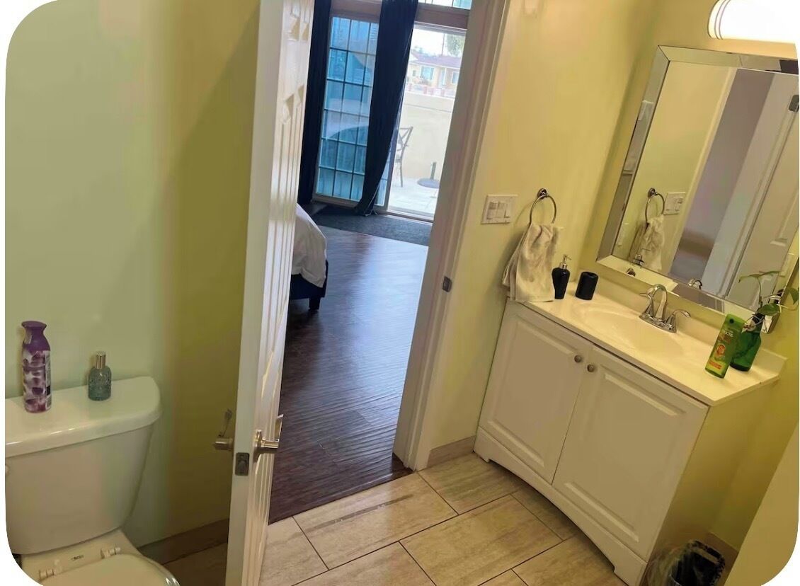 Een douche, een haardroger, handdoeken, zeep