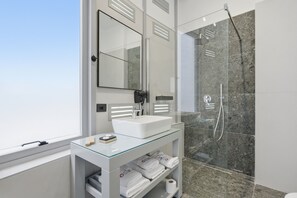 Deluxe Double Room, Sea View | Bathroom | Shower, hair dryer, towels, soap - Cela Hotel (Durrës)
