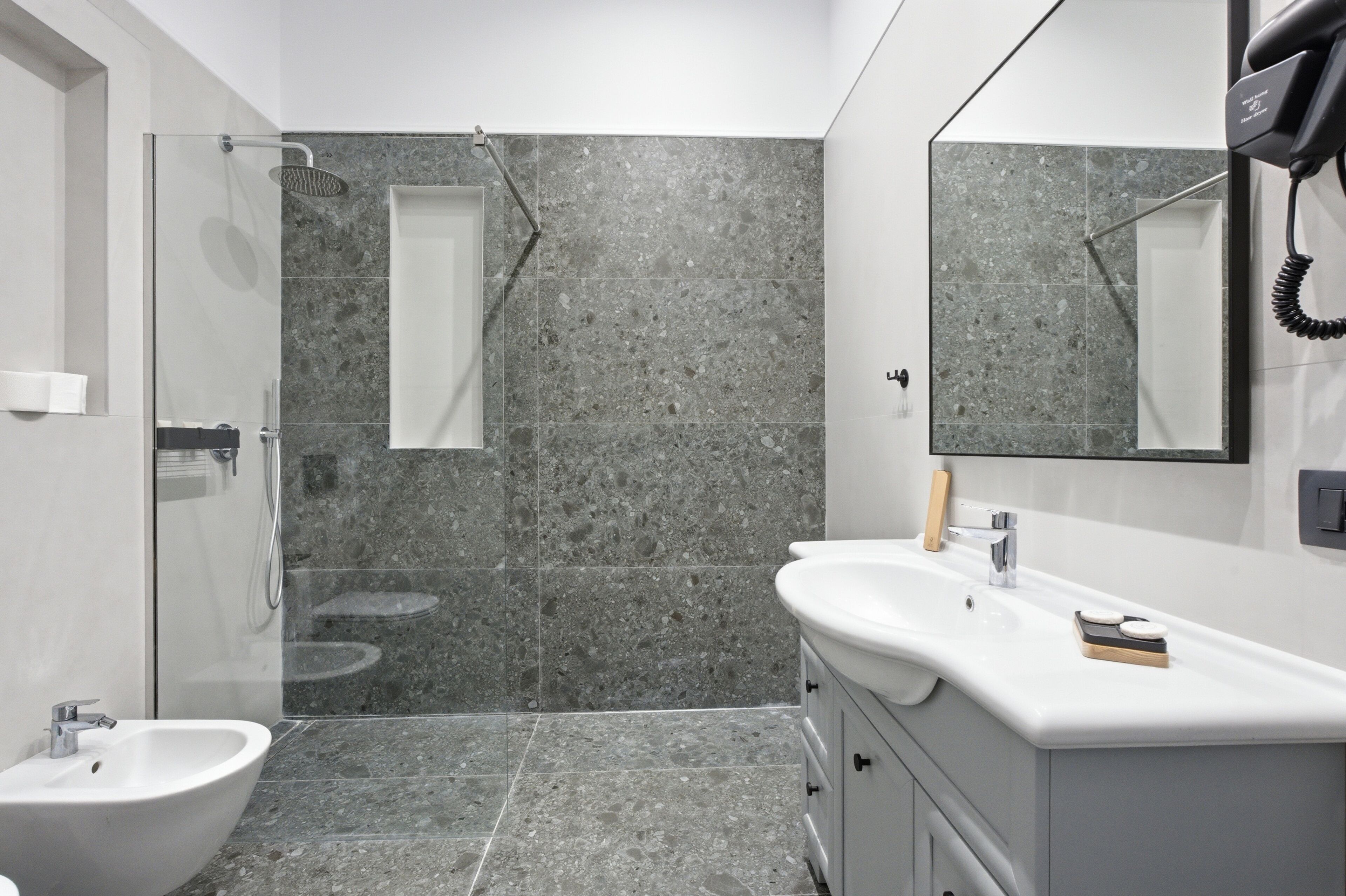 Habitació triple Deluxe, vistes parcials al mar | Bany | Dutxa, assecador de cabells, tovalloles i sabó 