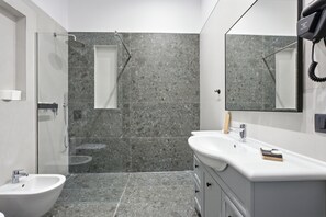 Deluxe Triple Room, Partial Sea View | Bathroom - Cela Hotel (Durrës)