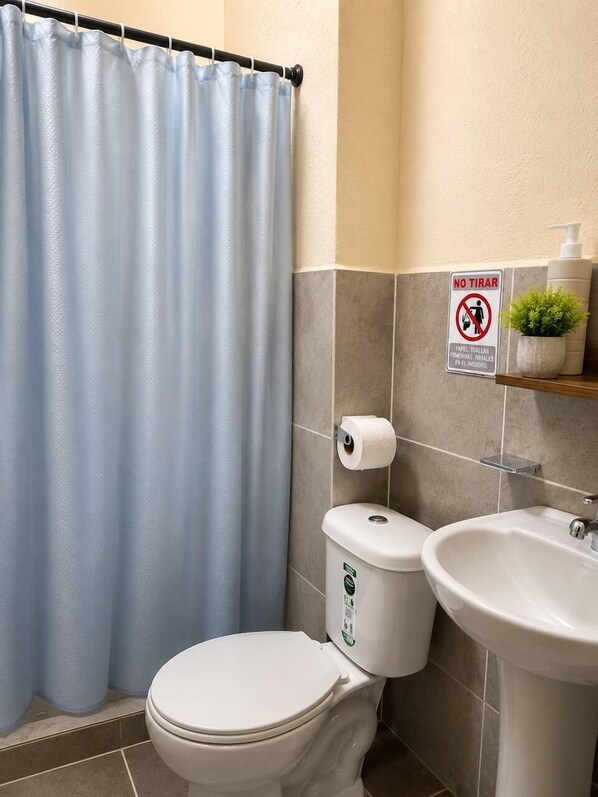 Apartamento conforto, 2 camas de casal, ar-condicionado, vista para o pátio | Banheiro