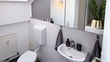 Dusj, hårføner, håndklær og sjampo