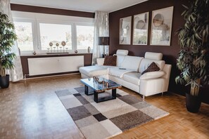 TV, stereo, offices - Elegant Home with Terrace & 2 Free Parking (Bayreuth)