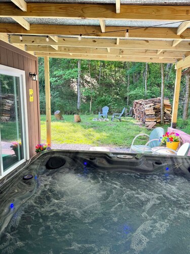 Romantic, peaceful Country getaway. 1-bedroom building with private Hot tub