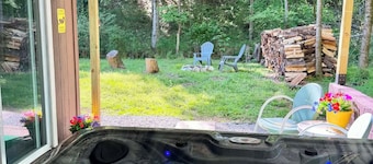 Romantic, peaceful Country getaway. 1-bedroom building with private Hot tub