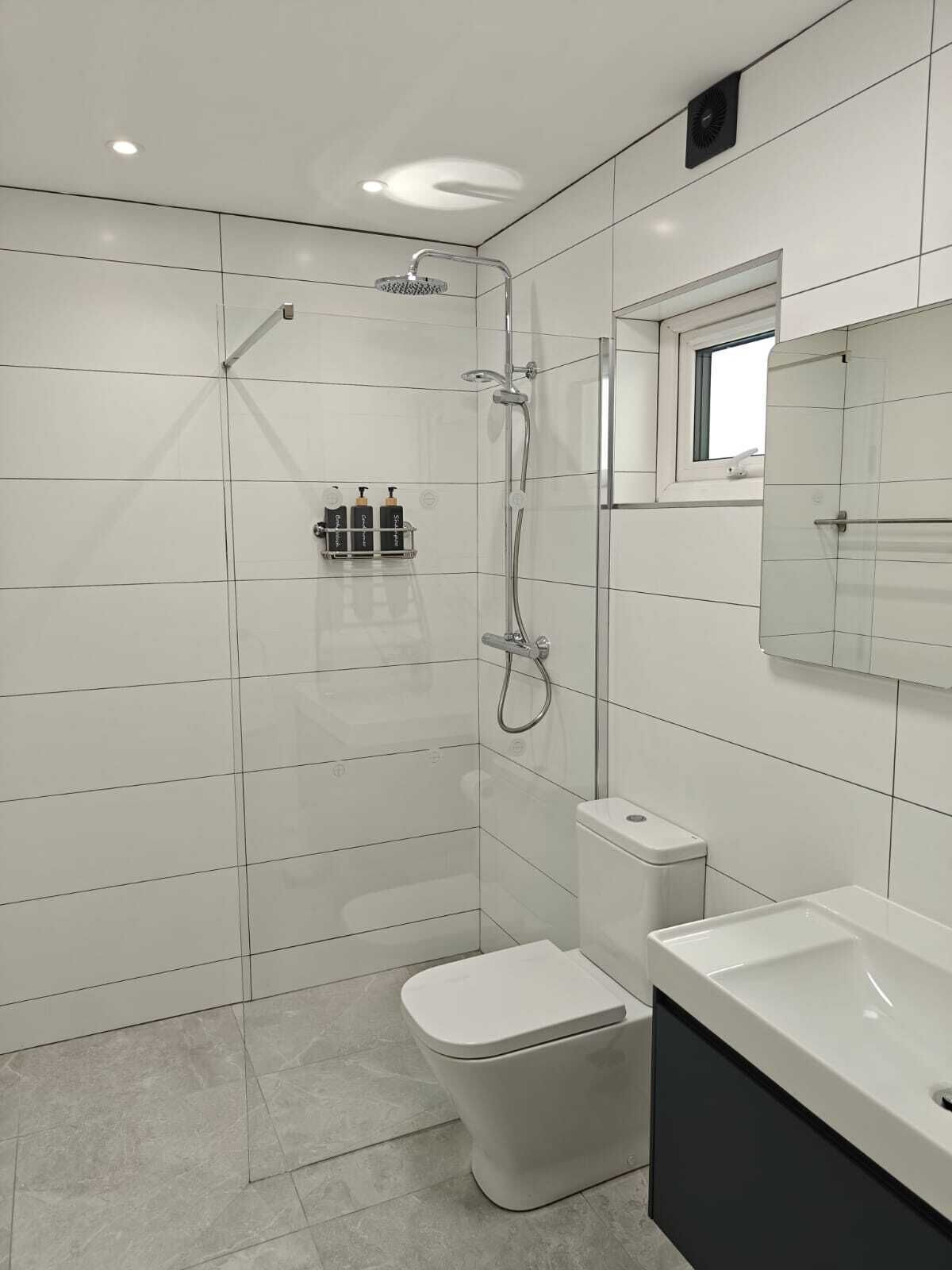 Douche, sèche-cheveux, serviettes fournies, savon