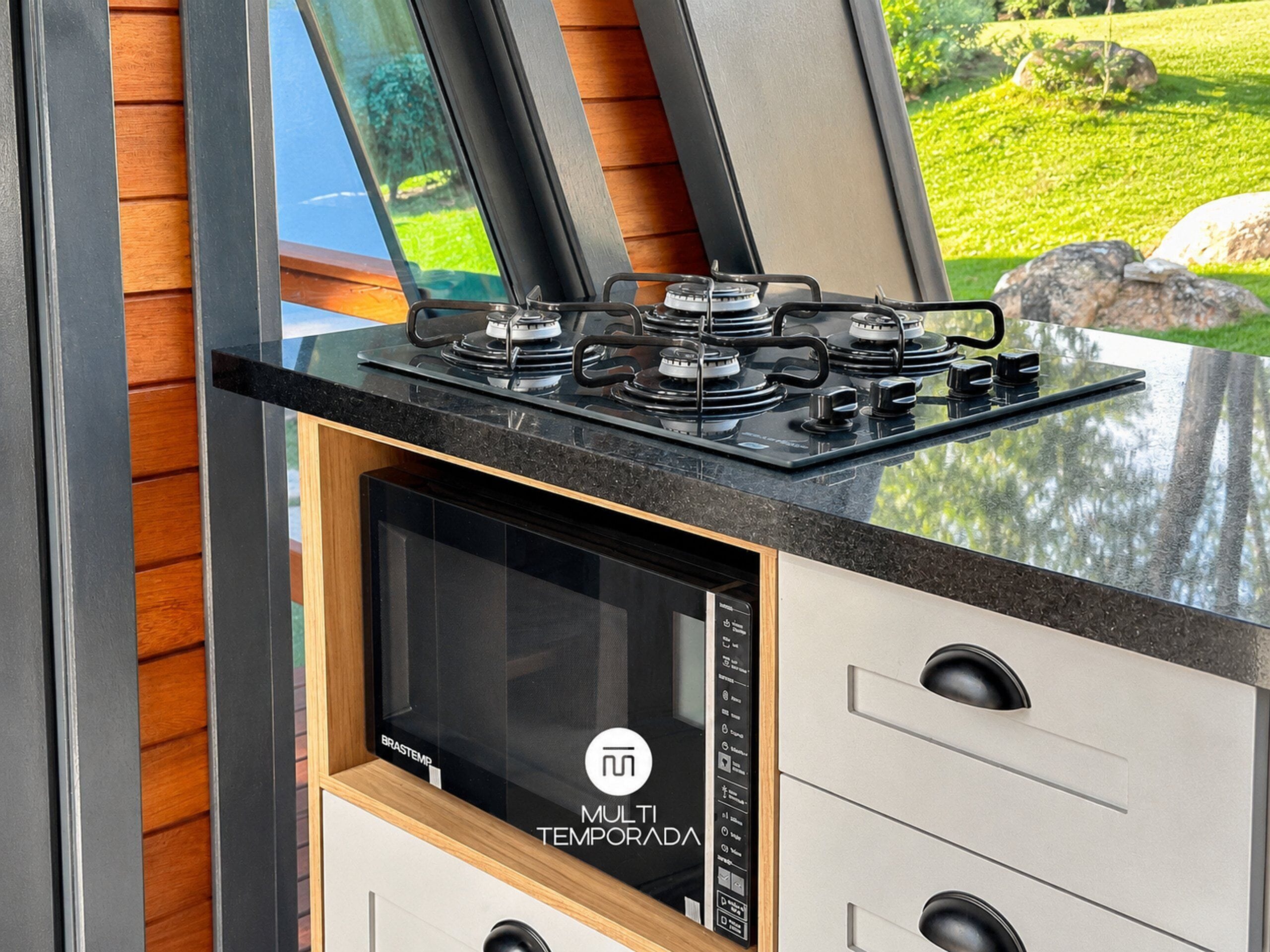 Chalet de luna de miel | Cocina privada | Frigorífico, microondas, utensilios de cocina y mesa de comedor
