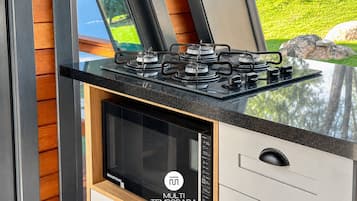 Chalet de luna de miel | Cocina privada | Frigorífico, microondas, utensilios de cocina y mesa de comedor