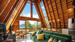 Chalet | Living area | 55-inch Smart TV with digital channels, Netflix, streaming services - Chalés da Lagoa - Imaruí/SC (Imaruí)