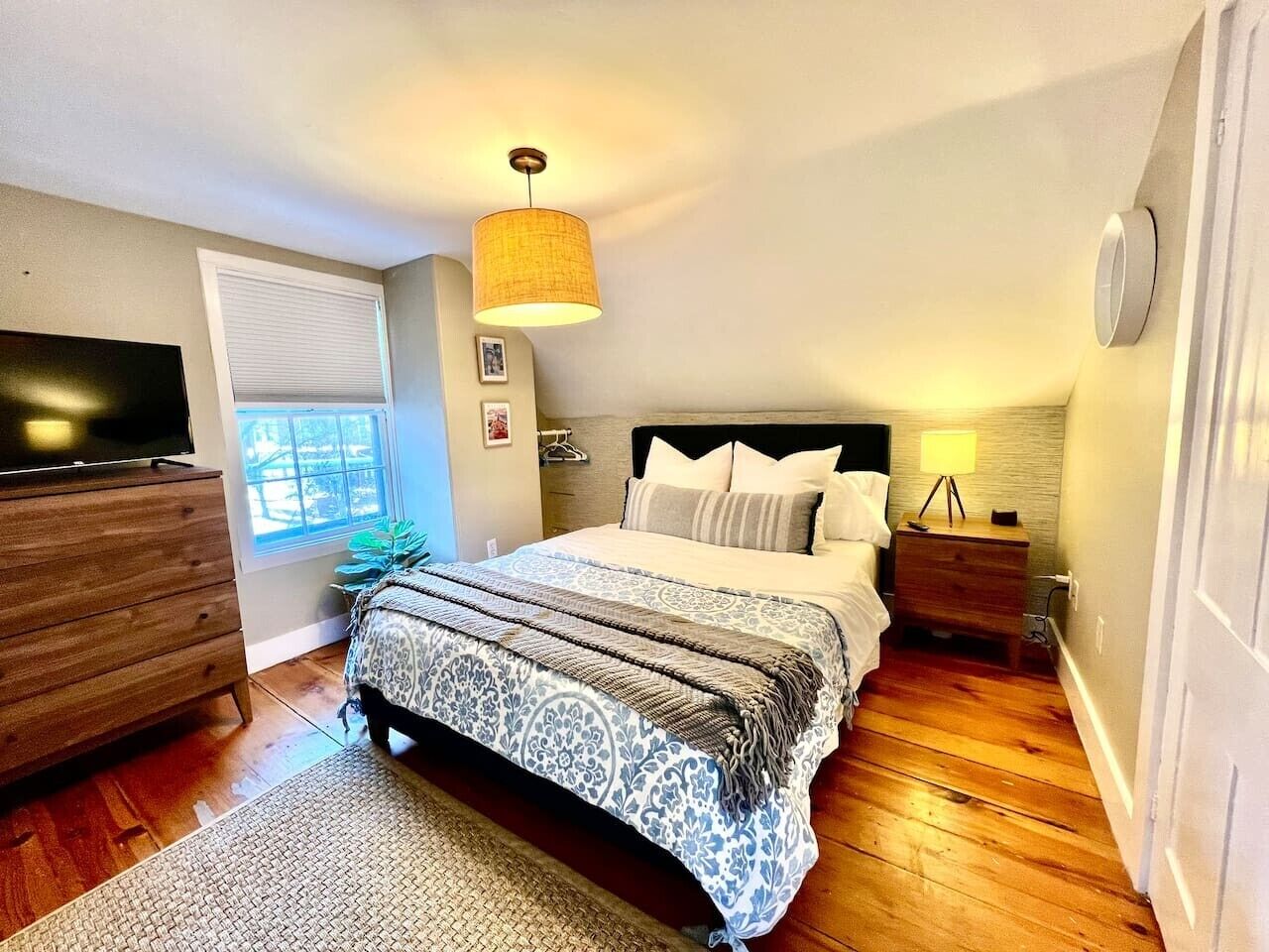 Desk, iron/ironing board, travel cot, WiFi