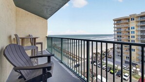 Ein Balkon mit Blick auf den Ozean und ein Parkplatz.