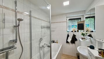 Asciugacapelli, asciugamani, sapone, carta igienica