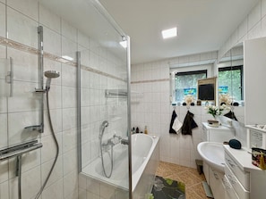 Secadora de cabello, toallas, jabón, papel de baño 