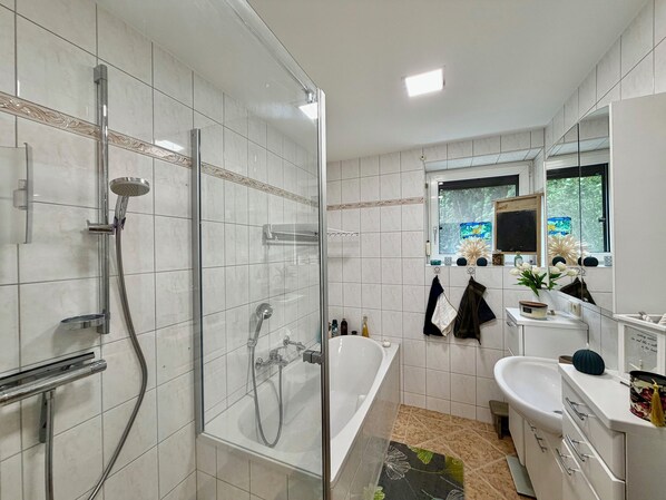 Hair dryer, towels, soap, toilet paper - Oehna Oasis by the Lake (Bautzen)