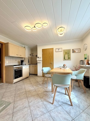 Kaffetrakter/tekoker, kjøleskap, mikrobølgeovn og ovn