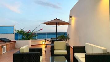 Appartement, 4 chambres, fumeur, balcon | Bar lounge