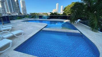 Departamento, 4 habitaciones, para fumadores, balcón | Alberca | Alberca al aire libre