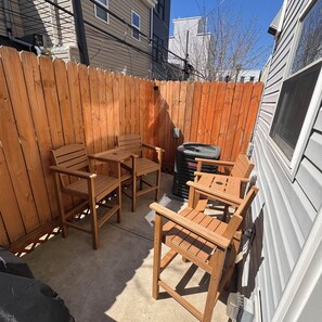 Outdoor dining - Modern & Vintage Vibes, W/ Roof Deck Near Stadiums, Transit & Center City Sites (Philadelphia)