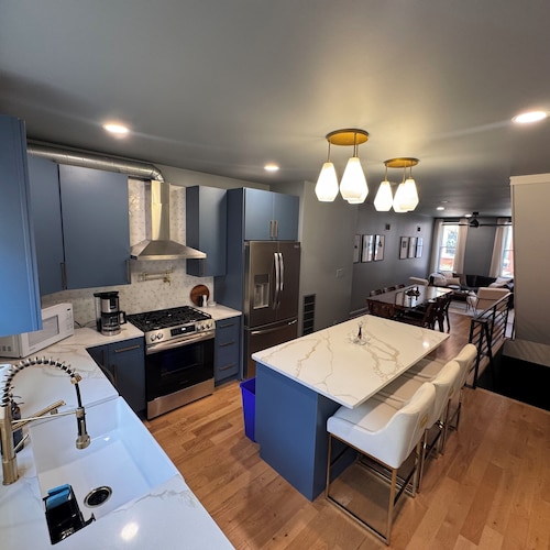 Modern & Vintage Vibes, W/ Roof Deck Near Stadiums, Transit & Center City Sites