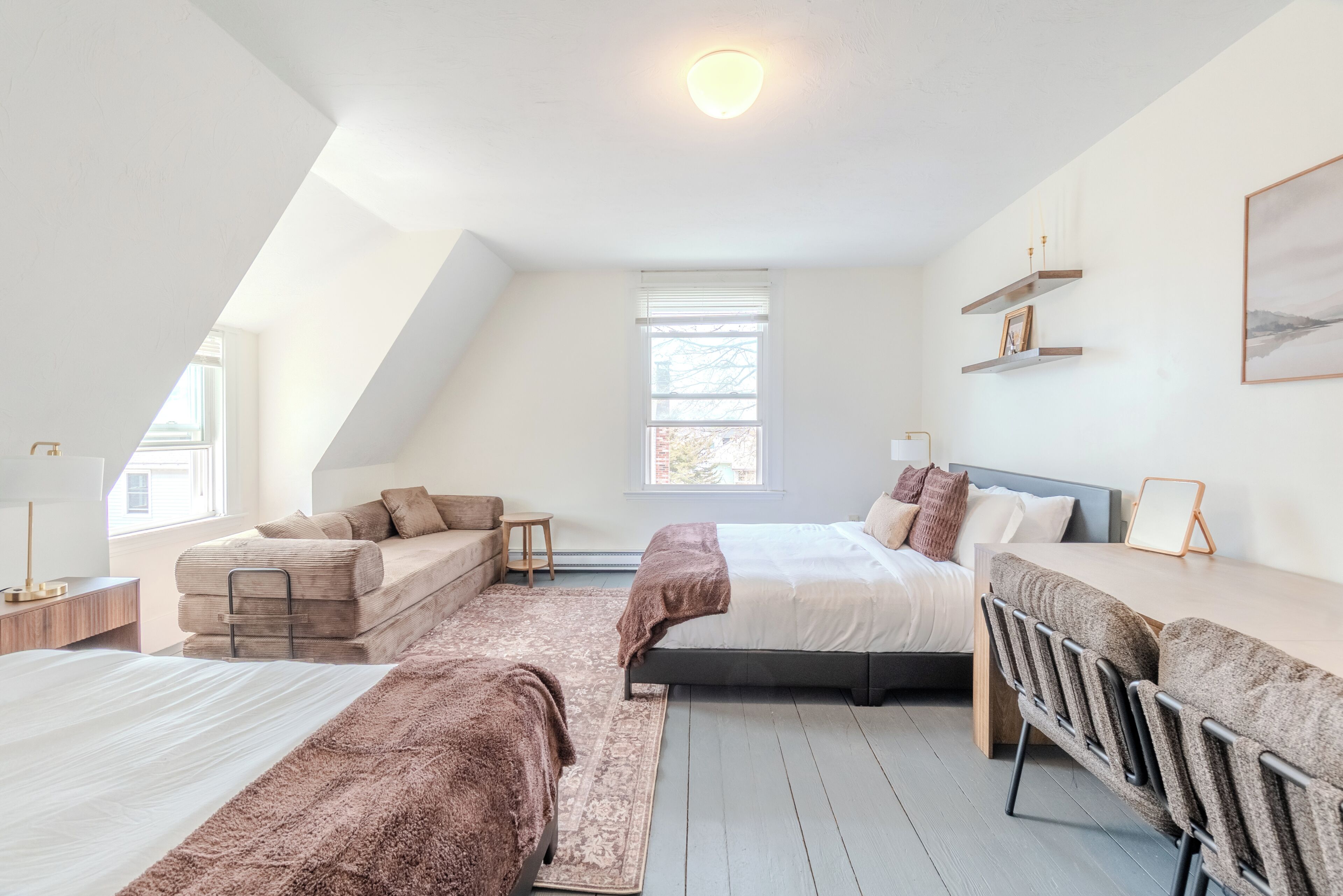 10 slaapkamers, een bureau, een strijkplank/strijkijzer, reisbedje