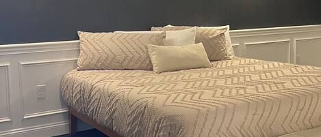 5 bedrooms, iron/ironing board, WiFi, bed sheets